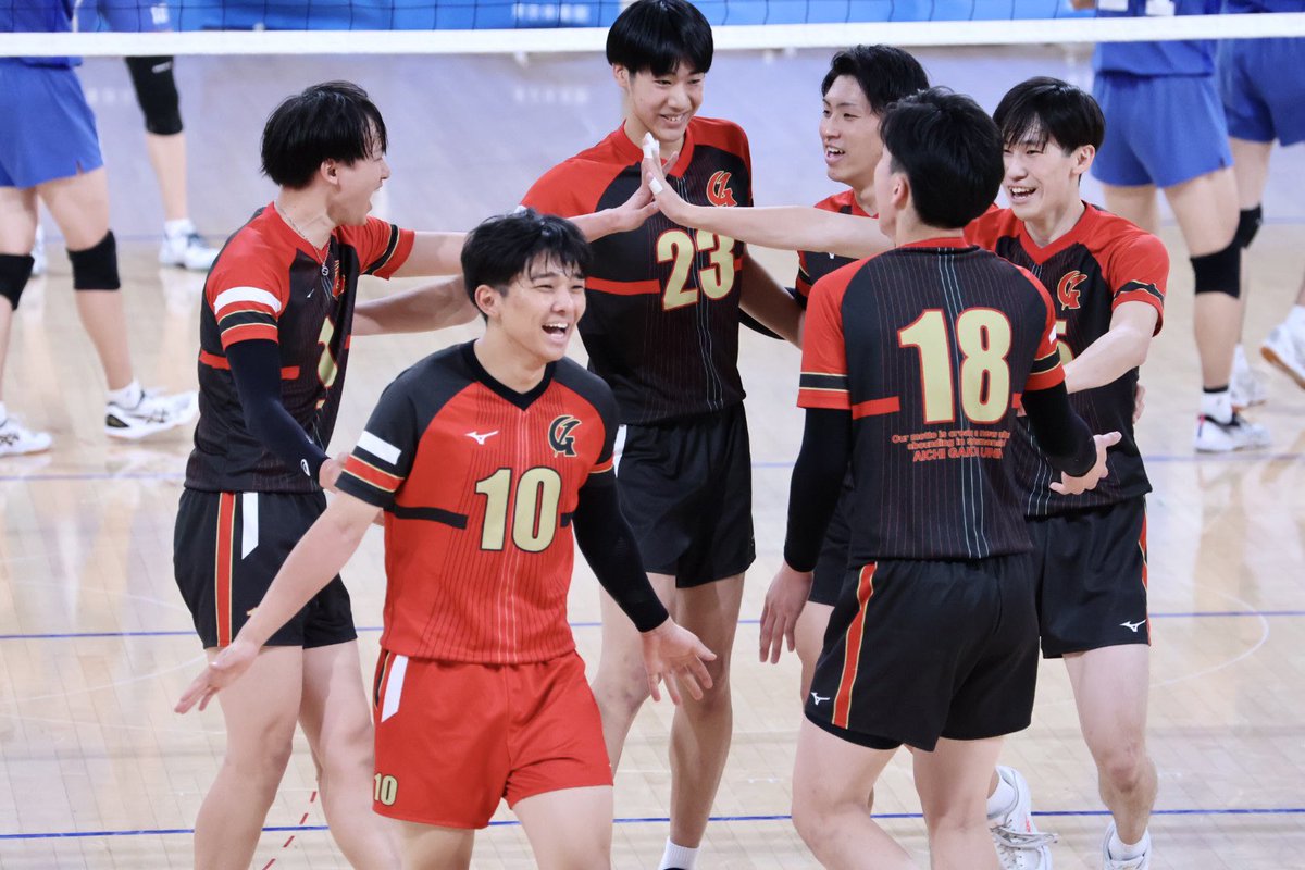 mk_ma13's tweet photo. 後輩たちがリベンジしてくれた🔥
最初動き硬すぎだし長田くんとか顔こわばってたからどうなるかと思ったけど、途中からみんなのエンジン全開で勢い止まらんかったー！！！さりょうかっこよすぎた🥺🌟
楽しい熱い試合見せてもらった😌👏
#愛知学院大学バレーボール部 https://t.co/khe592TZnY