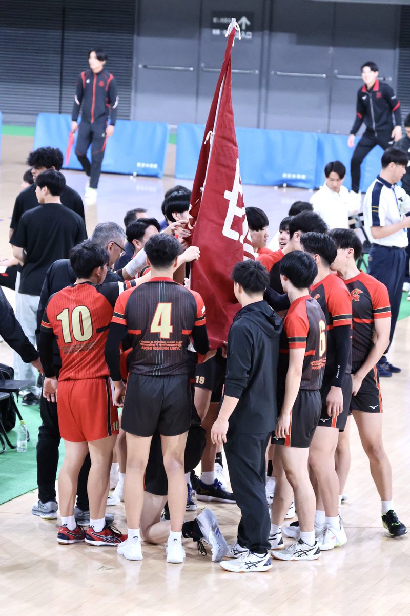 mk_ma13's tweet photo. 後輩たちがリベンジしてくれた🔥
最初動き硬すぎだし長田くんとか顔こわばってたからどうなるかと思ったけど、途中からみんなのエンジン全開で勢い止まらんかったー！！！さりょうかっこよすぎた🥺🌟
楽しい熱い試合見せてもらった😌👏
#愛知学院大学バレーボール部 https://t.co/khe592TZnY