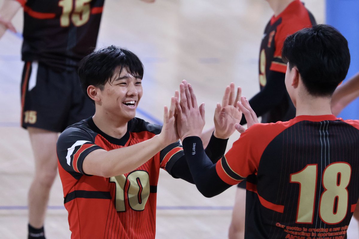 mk_ma13's tweet photo. 後輩たちがリベンジしてくれた🔥
最初動き硬すぎだし長田くんとか顔こわばってたからどうなるかと思ったけど、途中からみんなのエンジン全開で勢い止まらんかったー！！！さりょうかっこよすぎた🥺🌟
楽しい熱い試合見せてもらった😌👏
#愛知学院大学バレーボール部 https://t.co/khe592TZnY