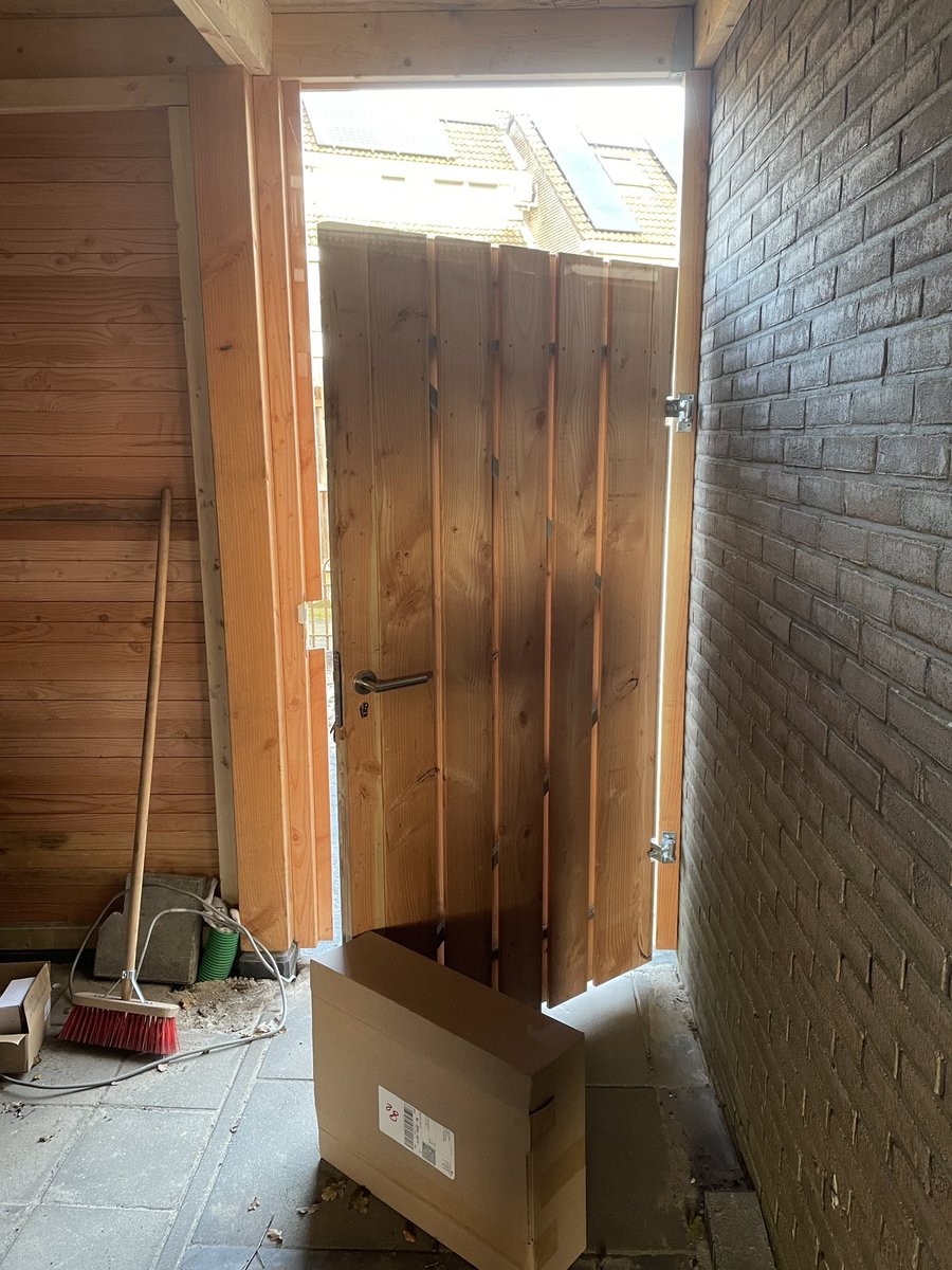 Krijg je melding dat je pakket door <a href="/dpdNL/">DPD Pakketservice NL</a> is bezorgd. Blijkt dat de bezorger het pakket door de opening heeft getild en circa 2 mtr heeft laten vallen. Niet wetende wat er in zit. Is dit een nieuwe service <a href="/dpdNL/">DPD Pakketservice NL</a>? (Deur was op slot)