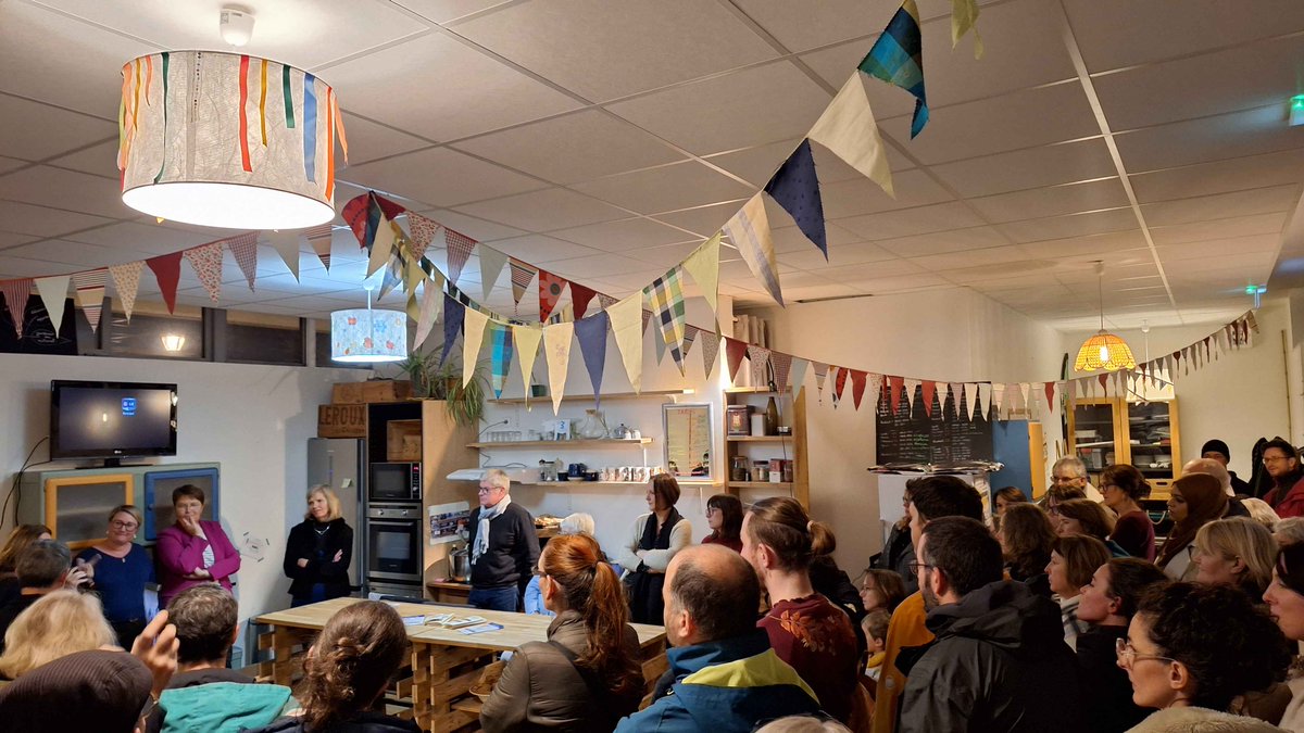 SNCF Gares & Connexions (@connectgares) on Twitter photo "Quai n°3", ce tiers-lieux unique a investit la gare de <a href="/MontfortsurMeu/">Ville de Montfort-sur-Meu</a> en Bretagne. Entre coworking 👩💻, cantine participative 🍽️, ateliers divers, boutique locale et solidaire 👨🌾: découvrez un espace engagé pour les habitants, les voyageurs et l’environnement🌿 #PlaceDeLaGare "Quai n°3", ce tiers-lieux unique a investit la gare de <a href="/MontfortsurMeu/">Ville de Montfort-sur-Meu</a> en Bretagne. Entre coworking 👩💻, cantine participative 🍽️, ateliers divers, boutique locale et solidaire 👨🌾: découvrez un espace engagé pour les habitants, les voyageurs et l’environnement🌿 #PlaceDeLaGare