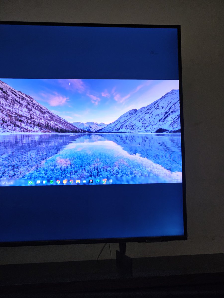 rvsvini's tweet photo. @SamsungBrasil O QUE É ESSA MANCHA NA MINHA TV 50" CU8000 que acabou de completar 1 ANO?  
E essa luz branca nas bordas dela?
Eu joguei R$3.000 no lixo? https://t.co/YCABJTmc66
