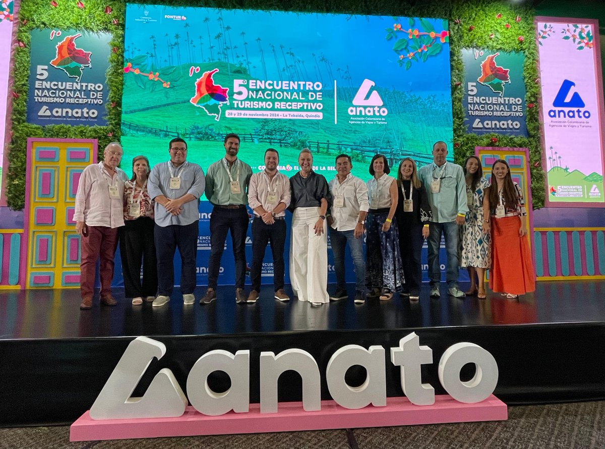 #AEstaHora, nuestra presidente ejecutiva de ANATO, <a href="/PaulaCortesC/">Paula Cortés Calle</a>, previo al inicio del evento académico, #ReceptivoANATO2024, en compañía de <a href="/DiegoVasquezH/">Diego Vasquez</a>, presidente de la Junta Directiva Nacional de ANATO y demás miembros que la conforman.