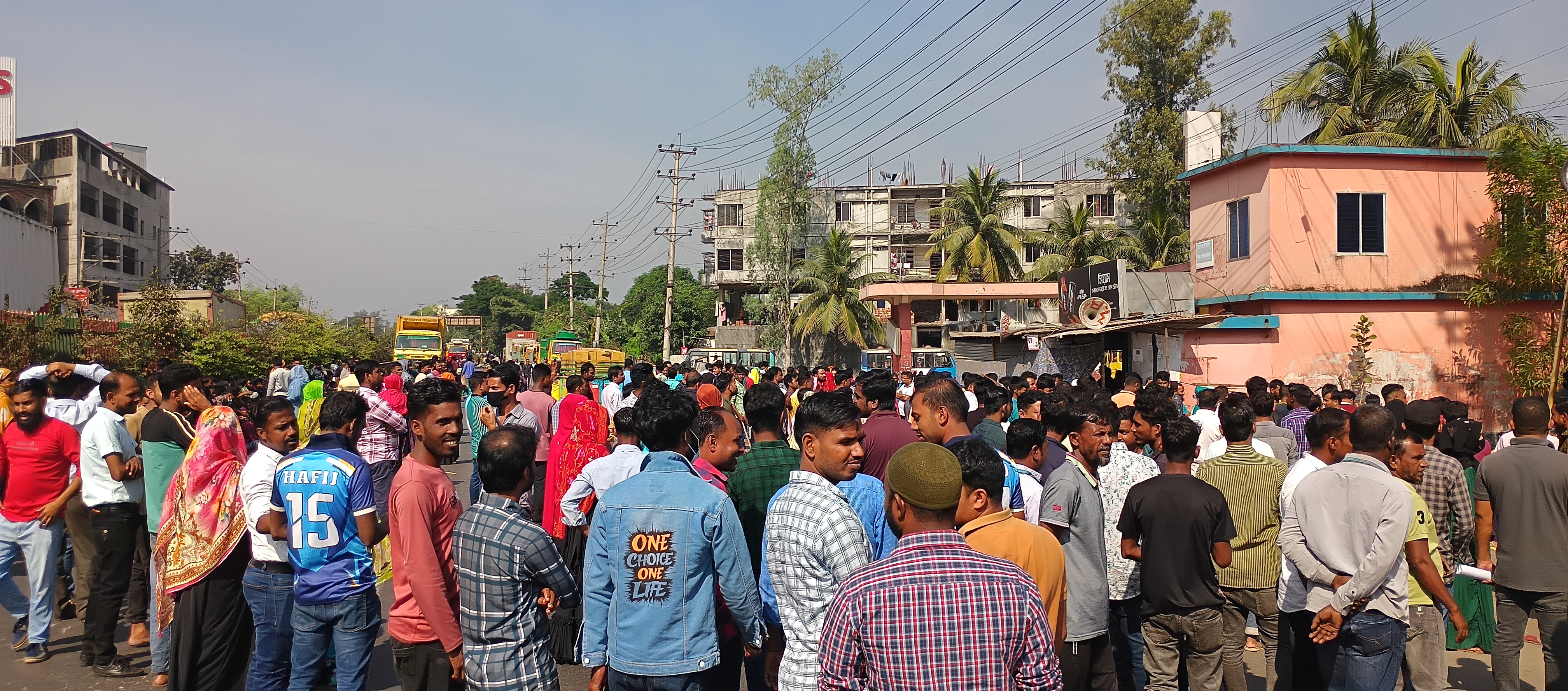 কালিয়াকৈরে বকেয়া বেতনের দাবিতে মহাসড়ক অবরোধ করে বিক্ষোভ,কারখানা মালিককে মারধোর