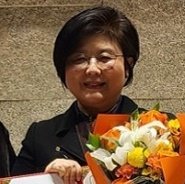 문시연 숙명여대 총장
김건희 논문 심사를 하겠다고 선언하여 당당히 직선제 총장으로 선출된 후
입쓱싹 중. 

남편은 저쪽 새누리당 지지자.

숙대는 1906년 조선황실로부터 교지와 경비를 보조받아 학교명을 
✱명신여학교로 지었다.

명신 숙대.