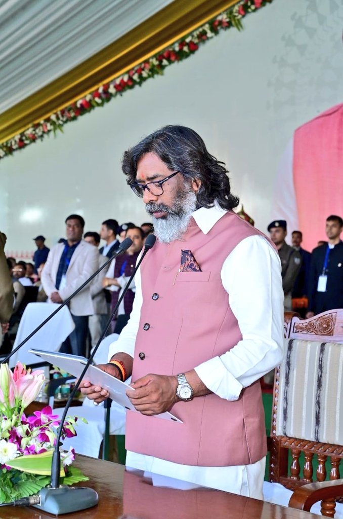 study4goals's tweet photo. श्री @HemantSorenJMM जी को झारखण्ड के मुख्यमंत्री के तौर पर चौथी बार शपथ और 14वें मुख्यमन्त्री बनने पर बधाई और शुभकामनाएँ। 
साथ ही उनके #comrade @JMMKalpanaSoren जी को भी बधाई 🎉
मारांग बुरु से प्रार्थना करूंगा कि राज्य आपके मार्गदर्शन में खूब तरक्की करें और झारखंड का नाम हो।💚 https://t.co/nGxIBogX6r