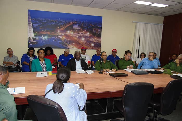 🇨🇺| En el Consejo de Defensa Provincial de #LaHabanaViveEnMí se evaluó la marcha de los servicios vitales a la población y las acciones de los grupos y subgrupos en función de la  recuperación.