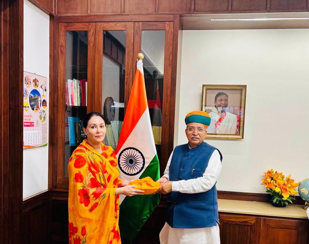 आज दिल्ली में केंद्रीय उपभोक्ता, खाद्य व सार्वजनिक वितरण, नवीकरणीय ऊर्जा मंत्री श्री प्रल्हाद जोशी जी व केंद्रीय कानून राज्यमंत्री (स्वतंत्र प्रभार) श्री अर्जुन राम मेघवाल जी से शिष्टाचार भेंट की।

<a href="/JoshiPralhad/">Pralhad Joshi</a> <a href="/arjunrammeghwal/">Arjun Ram Meghwal</a>