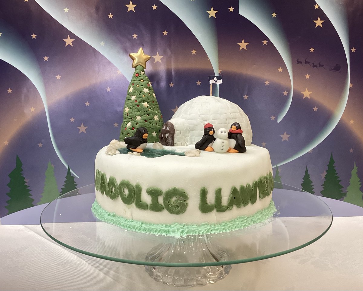 Charleston_Rat's tweet photo. A special #ChefRat this time! I decided to compete on behalf of my workplace in a "Christmas-themed cake decorating" competition. So with a sponge, rice crispie cake, an ice cream cone, isomalt and a ton of fondant, I created this "Christmas at the South Pole" scene. Enjoy! 😁🐧 https://t.co/4bdllgPF4s