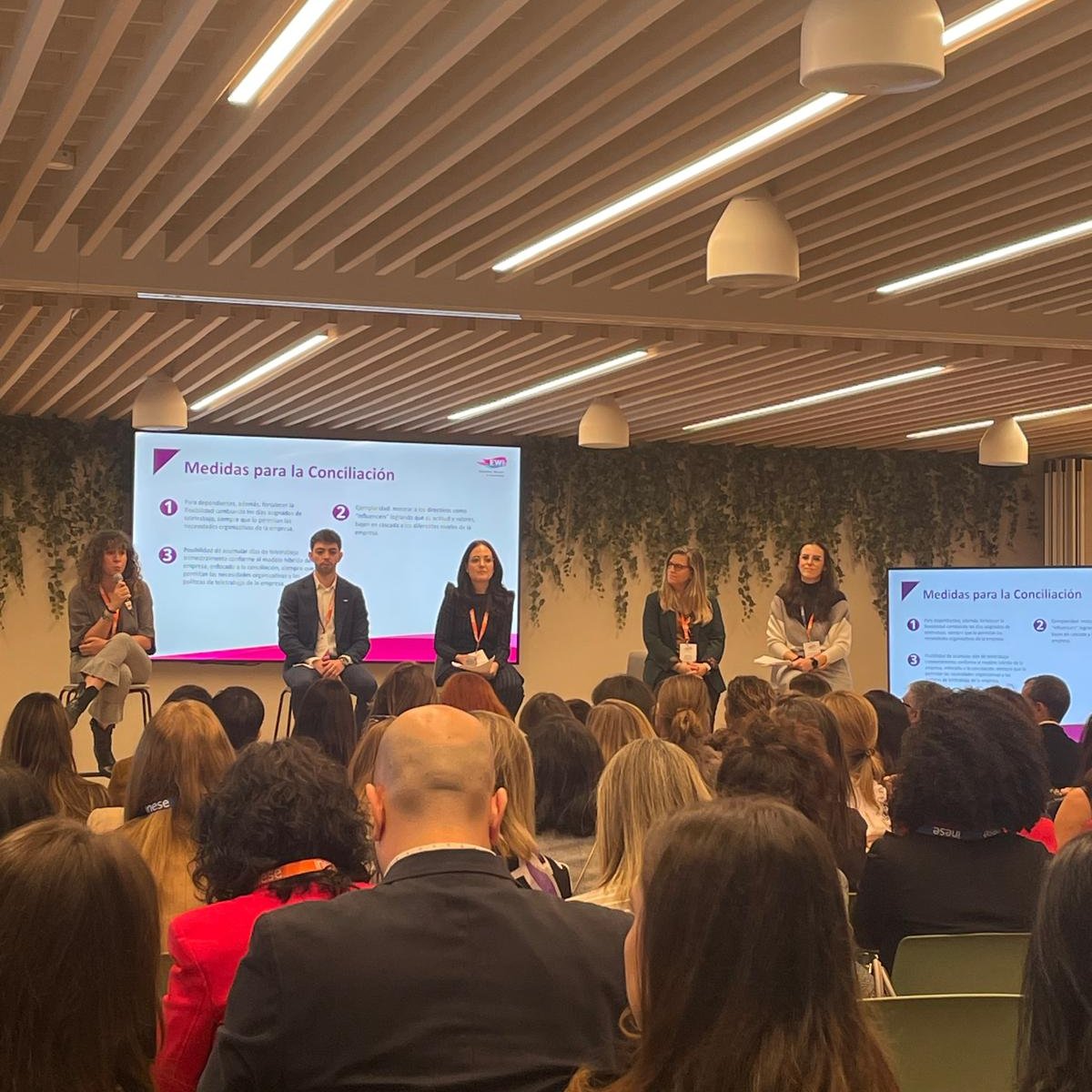 Hoy <a href="/mariameijeiras/">María Ameijeiras</a> está en la presentación de las medidas para incrementar la igualdad en las corredurías de #seguros, medidas que salen de los grupos de trabajo de #RedEWI <a href="/Inese_seguros/">INESE</a>