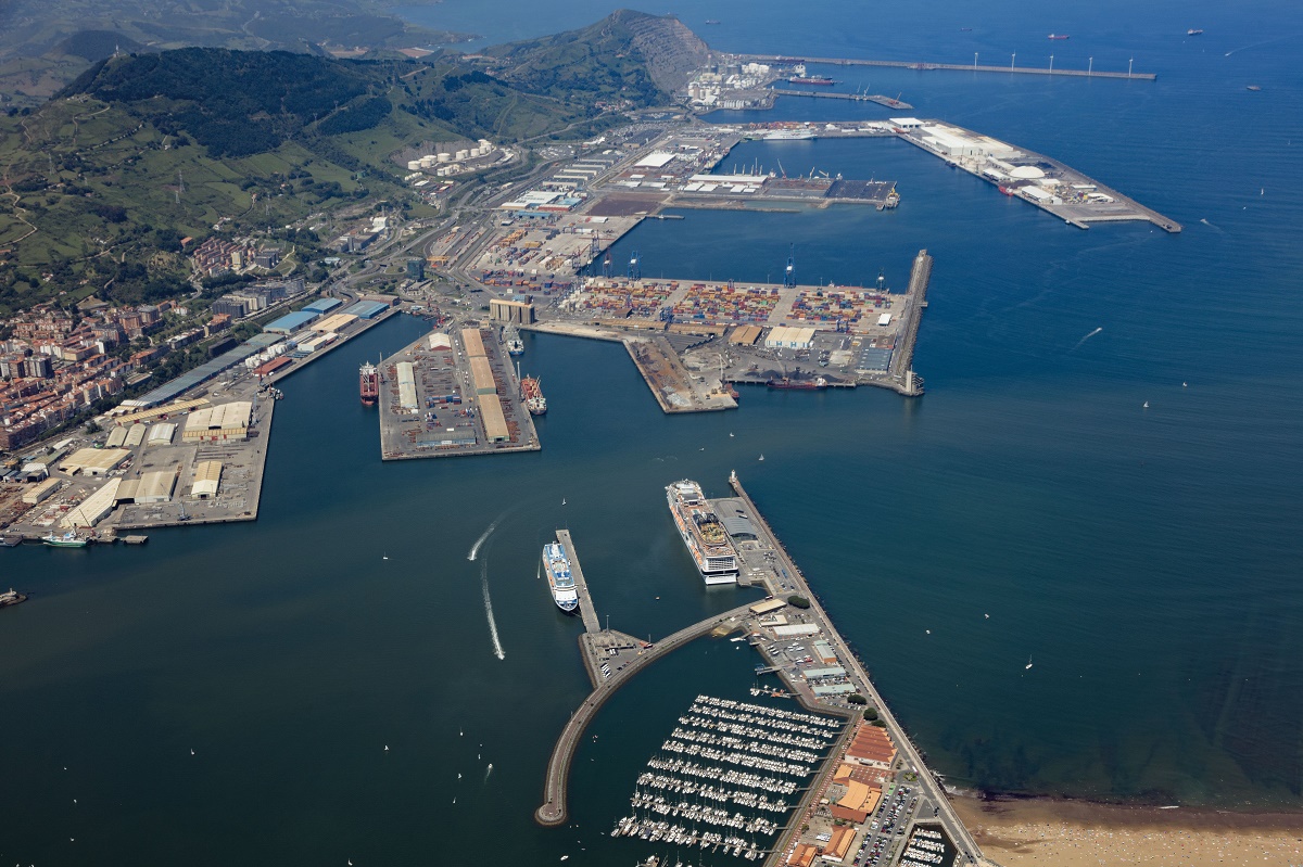 BilbaoPort's tweet photo. 🔵El Consejo de Ministros autoriza la electrificación de los muelles del puerto de Bilbao para el suministro a buques por 55 millones.
🚢🔌Esta obra se enmarca en el proyecto #BilbOPS con el que se pretende reducir las emisiones contaminantes y el ruido de los barcos atracados
ℹ️ https://t.co/2A6zWd0hub
#BilbaoPort
