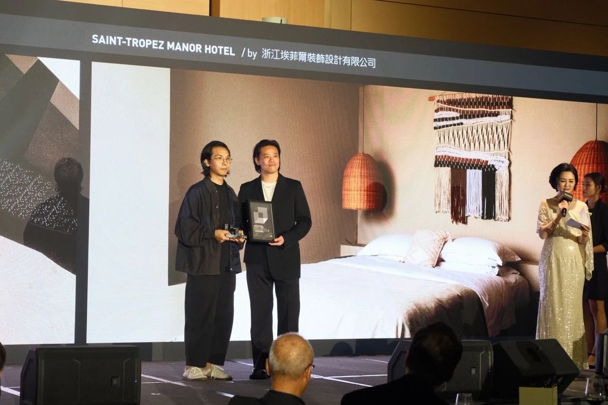 fuyangfeel's tweet photo. San Tepero Manor in #Fuyang wins Silver at the 32nd #APIDA Awards! Nestled in lush hills &amp; serene waters, this slice of paradise offers peace, #nature, and pure bliss. Escape the chaos &amp; unwind in style! #FuyangScenery https://t.co/rUsbfed6ny