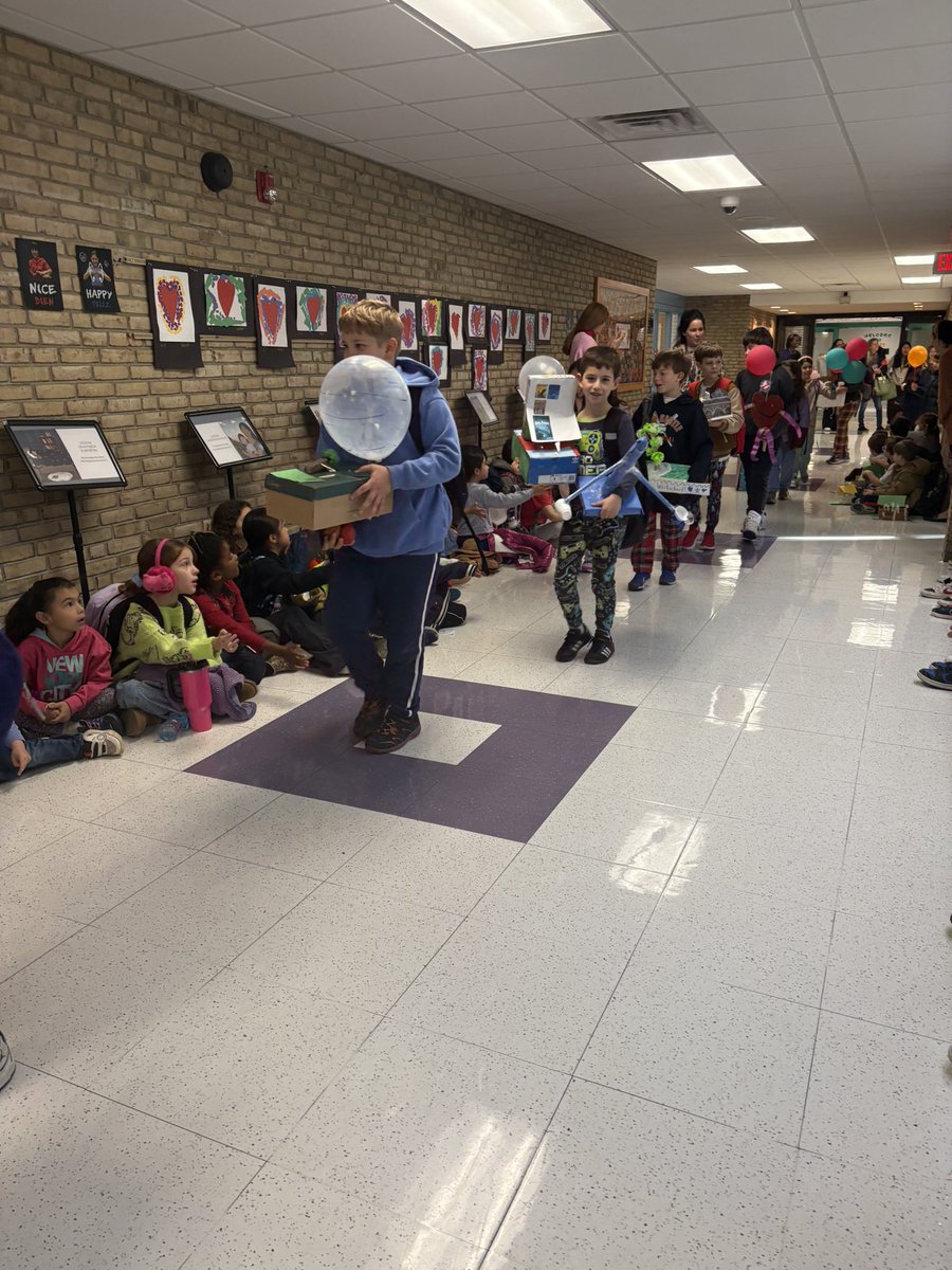 Our 4th grade engineers brought joy floating our way to kick off the holiday weekend with an incredible Balloons Over Westorchard parade! From #DesignThinking to #Makerspace masterpieces, they took their creativity soaring to new heights. 🦃🎈🥳#WOschool #ThanksgivingDayParade