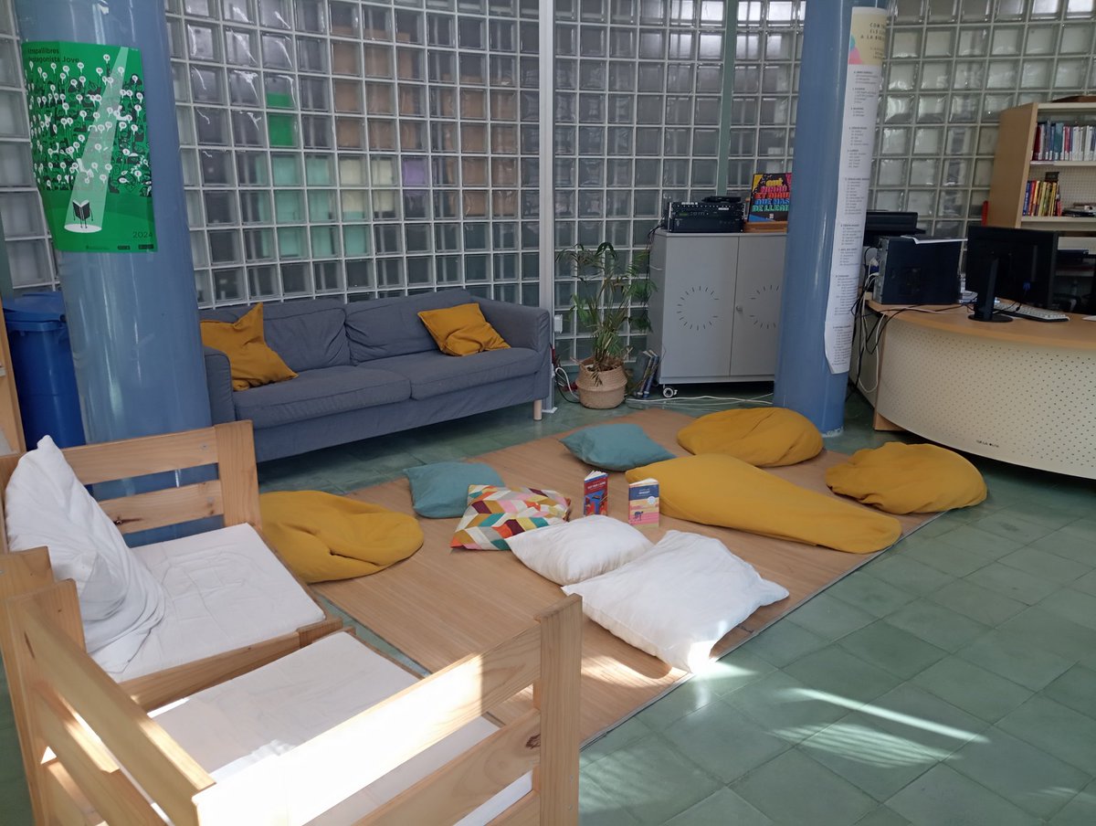 Bibmyp's tweet photo. Tot preparat per la conversa literària de 2n d'ESO amb Ghost! Tenim moltes ganes de xerrar amb els 120 alumnes que l'han llegit 🥰 https://t.co/JzN8IF3ub2