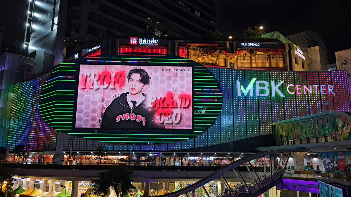 IFORT99percent's tweet photo. MBK大屏今天已经上画 时间11.28-12.4
欢迎大家多多打卡❤️❤️🖤🖤

为大家送上原视频，再次感谢所有参与本次应援的朋友们

再次感谢所有参与应援的粉丝🥰🥰

 @fort_fts 

#TheFortesShow 
#FortFTS  #BabyFeat
#FortesLoveFortHBDProject https://t.co/WJcbFWiamQ