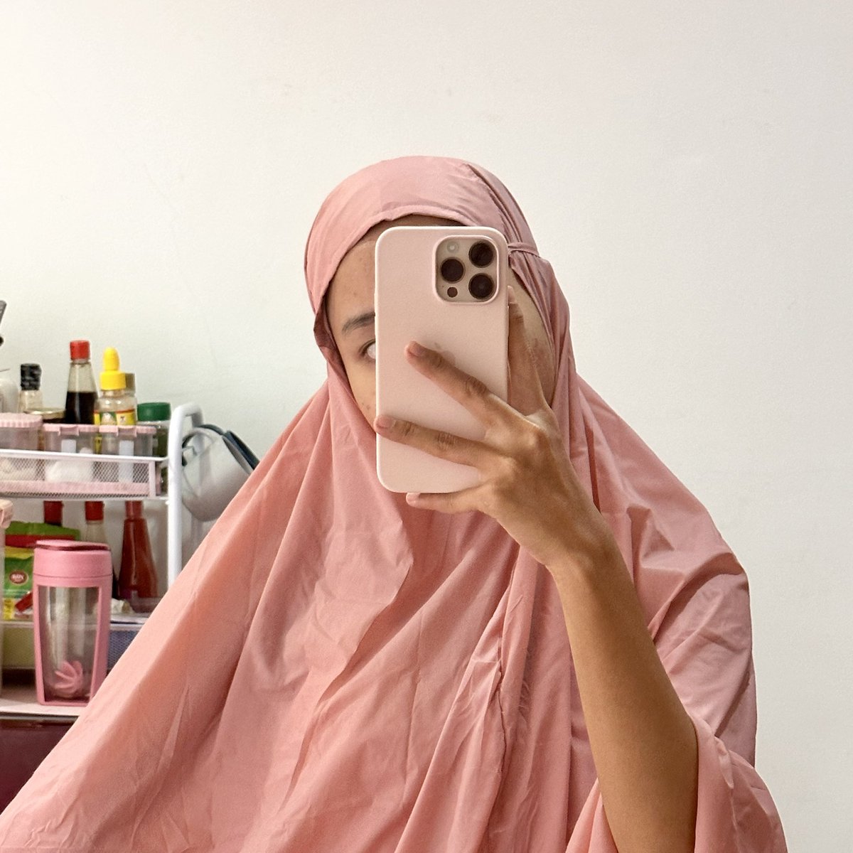 cloudysnowys's tweet photo. ‼️RACUN UNTUK PEREMPUAN‼️

seneng banget punya mukena travel yang masuk ke slingbag mini aku, jadinya gaperlu bawa mukena gede lagi &amp; lebih compact 😩🩷

gaada alesan MAGER bawa mukena lagi kalau lagi mau berpergian/diluar ✋🏻 https://t.co/iSS7ArKPXy