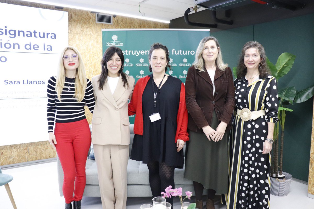Eixchelt's tweet photo. ✨ Cuando el dinero NO manda en el amor 💸❤️ ✨

Ayer en la sede de @NantikLum aprendimos que "La #violenciaeconómica es como un candado invisible: no lo ves, pero te impide avanzar."🔒

#EmpoderamientoFinanciero #25N https://t.co/1pONIvTENu
