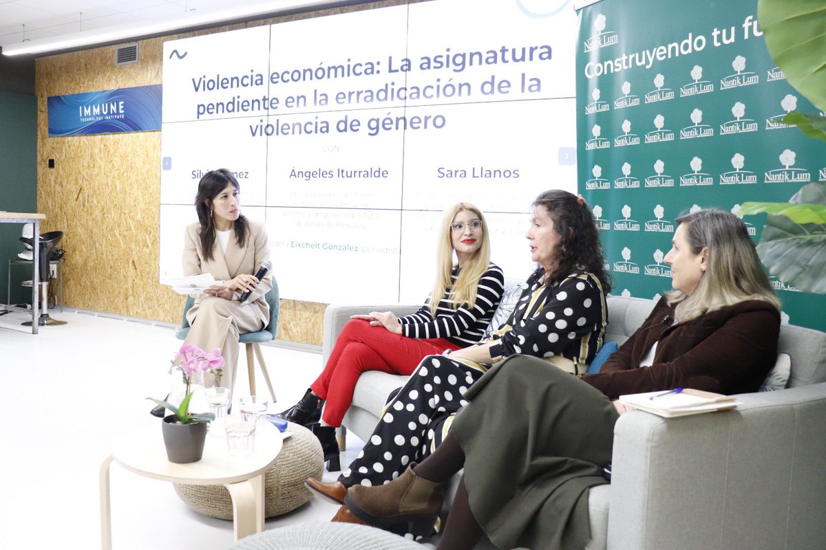 Eixchelt's tweet photo. ✨ Cuando el dinero NO manda en el amor 💸❤️ ✨

Ayer en la sede de @NantikLum aprendimos que "La #violenciaeconómica es como un candado invisible: no lo ves, pero te impide avanzar."🔒

#EmpoderamientoFinanciero #25N https://t.co/1pONIvTENu