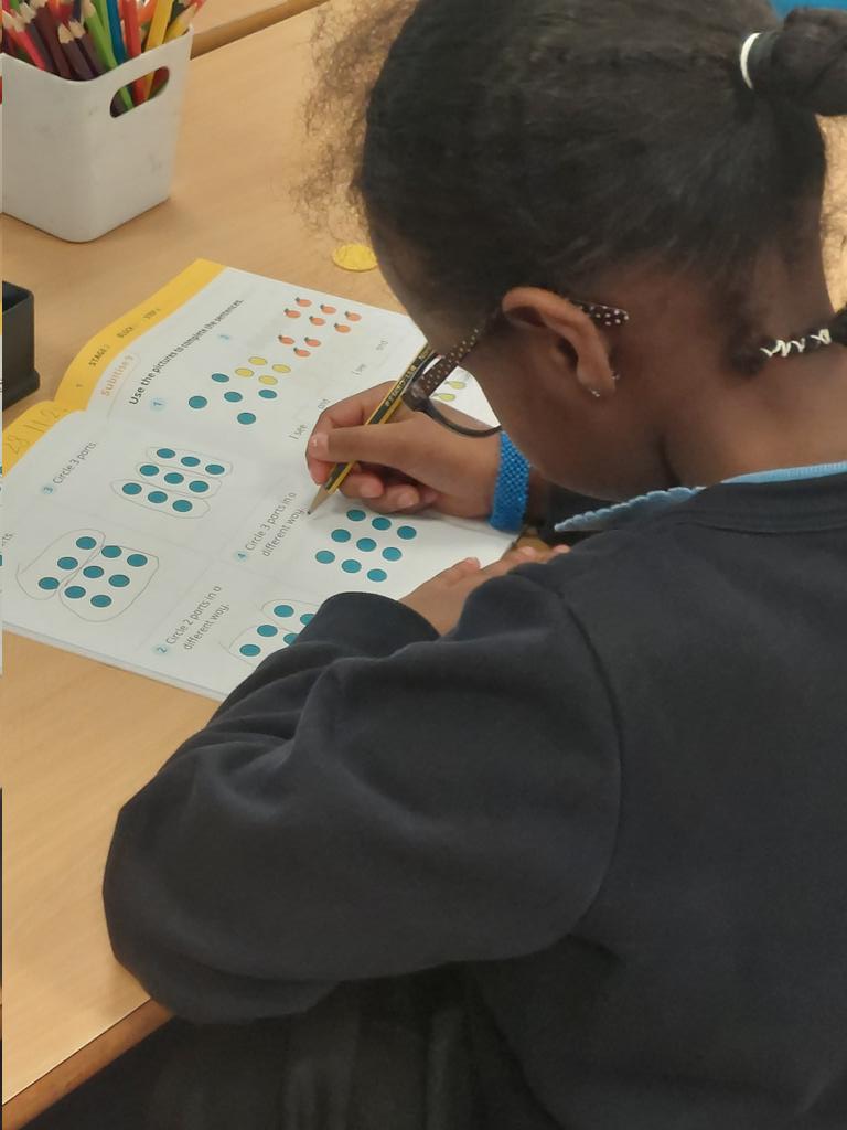 BrookfieldsPri1's tweet photo. Year 1 have been grouping amounts in different ways in their #fluencybee lesson today. @WhiteRoseEd #teambrookfields #WeAreCreate https://t.co/KtKn0vYyQ4