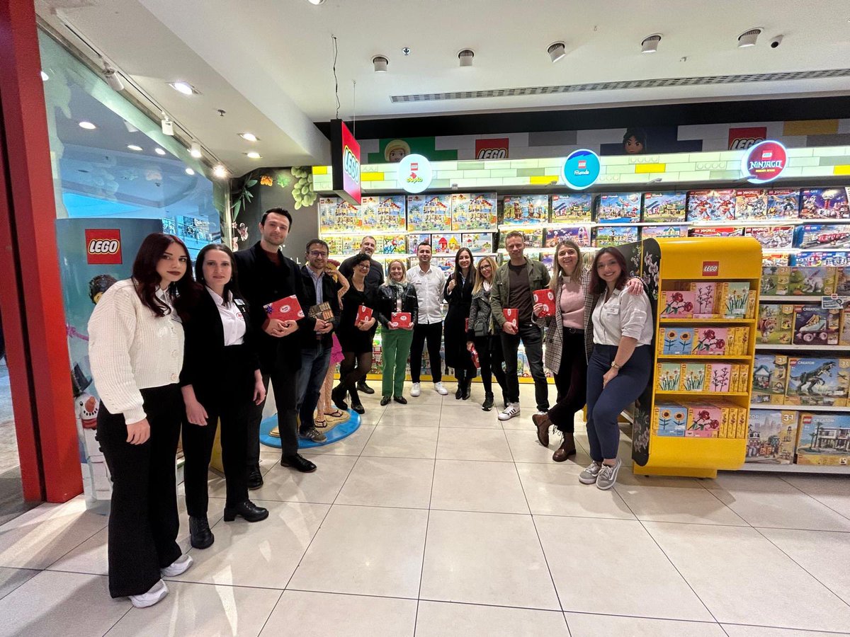 adoreoyuncak's tweet photo. the LEGO® Group Genel Merkezi’nden Executive Vice President &amp; Chief Commercial Officer Colette Burke ve Senior Vice President Marina Edwards, İstinye Park AVM mağazamıza bir ziyaret gerçekleştirdi. 
Detaylar için 👉🏻 https://t.co/mYG4MvEDfK https://t.co/JAugf2CEKx