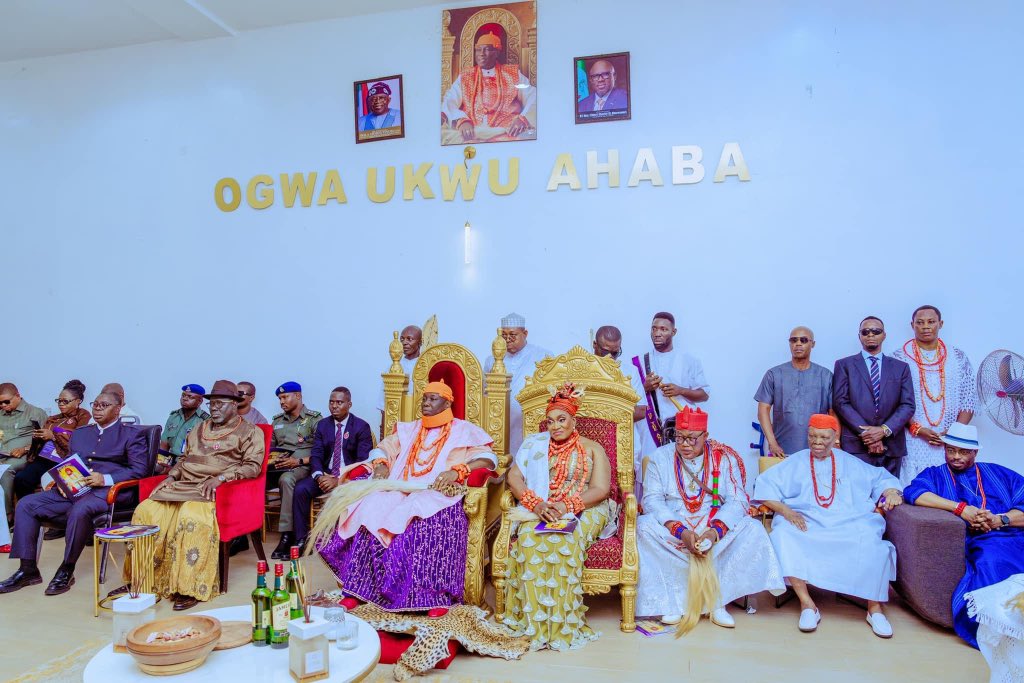 ossaiovie's tweet photo. Delta Governor Oborevwori Presents Staff of Office to HRM Asagba (Prof.) Epiphany Chigbogu Azinge, the 14th Asagba of Asaba, at the Ogwa Ukwu Ahaba today. @RtHonSheriff https://t.co/xrvIugfTRQ