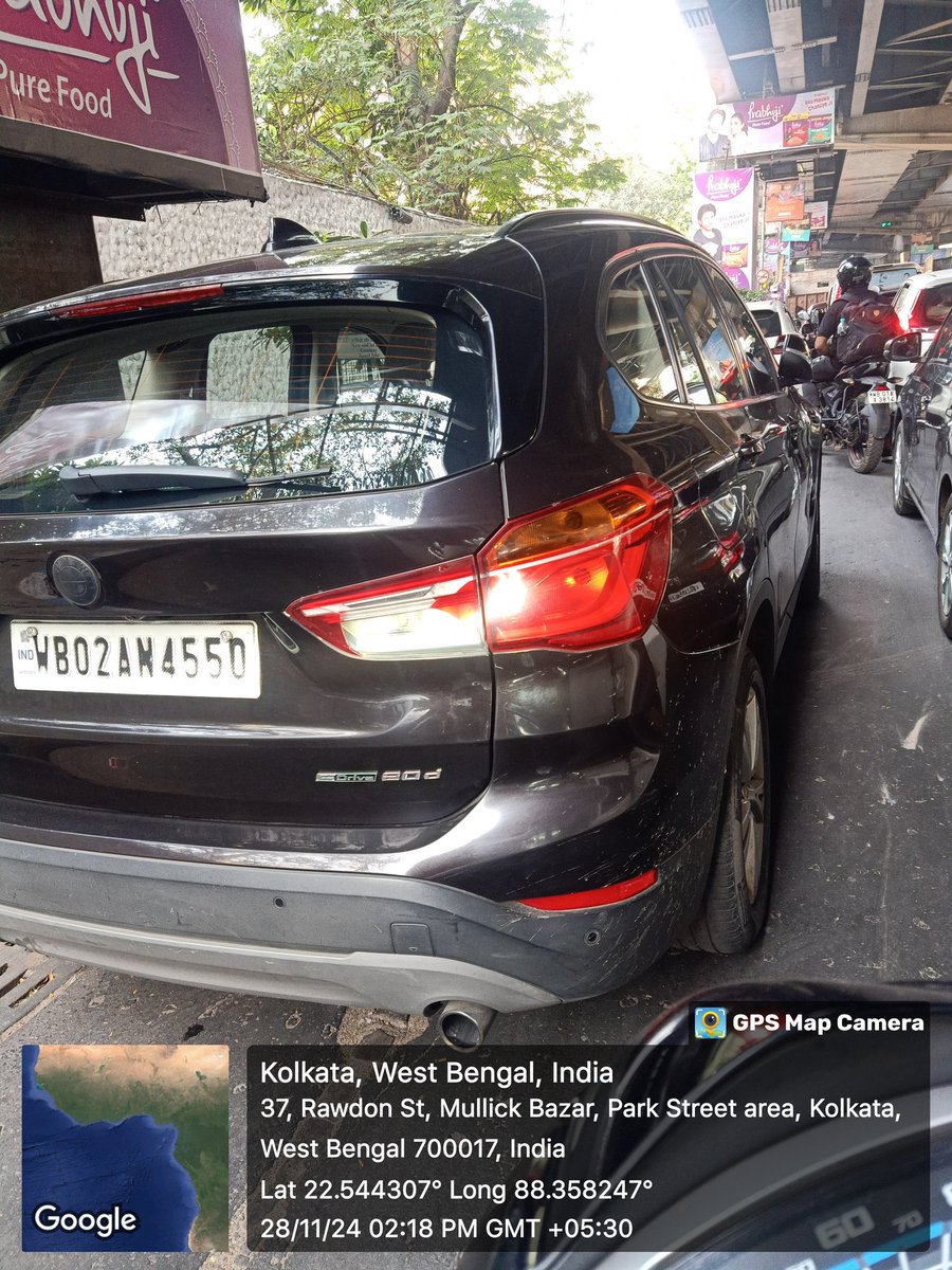Arnab_Trust's tweet photo. @KPTrafficDept 
Why were the police not allowed to take action against cars parked in the no-parking area on Rowdon Street during rush hour daily. 

Check this Snap https://t.co/nurRUbZvsW