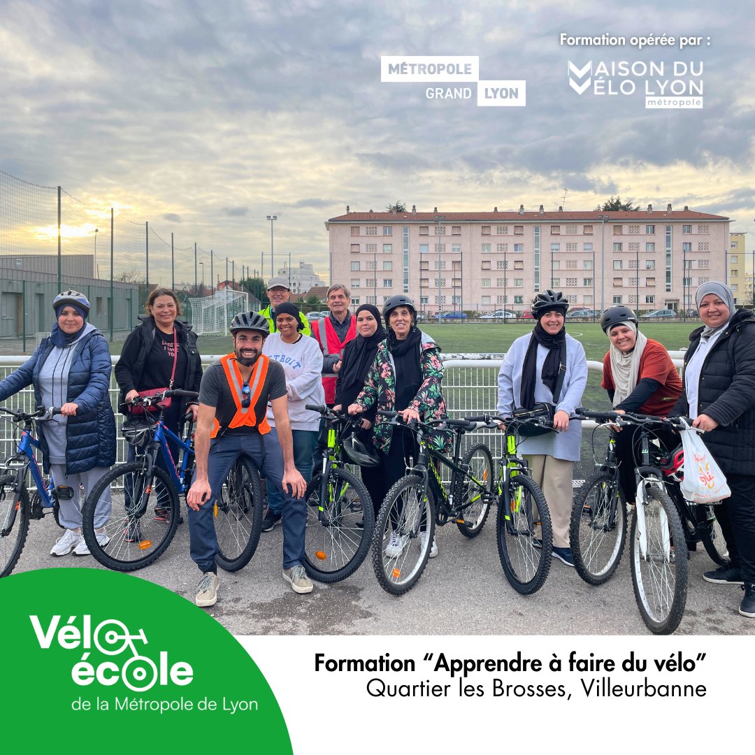 maisonvelolyon's tweet photo. 🚲 Apprendre à pédaler, c'est jamais trop tard ! 🚲

🎉 À Villeurbanne, quartier des Brosses, nos cours de vélo avec la vélo-école du @grandlyon rencontrent un vrai succès ! Prochaine étape ? Rouler en famille ou en ville ! 💪

📅 Inscrivez-vous : https://t.co/WRYdaryfUZ https://t.co/B5DYavWvjB