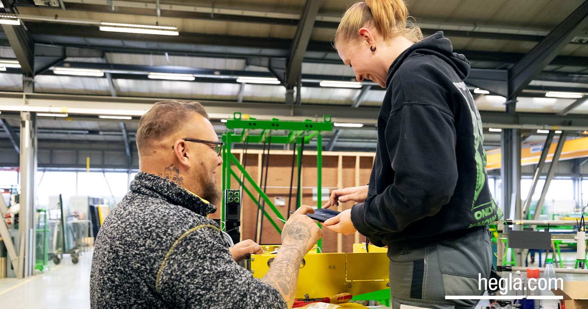 Our two dedicated employees are currently working together on the cutting bridge of our Rapidline system! 👷‍♂️👷‍♀️ With their close collaboration and know-how, they make sure that everything runs smoothly and ensure the highest quality.

#teamwork #innovation #strongertogether