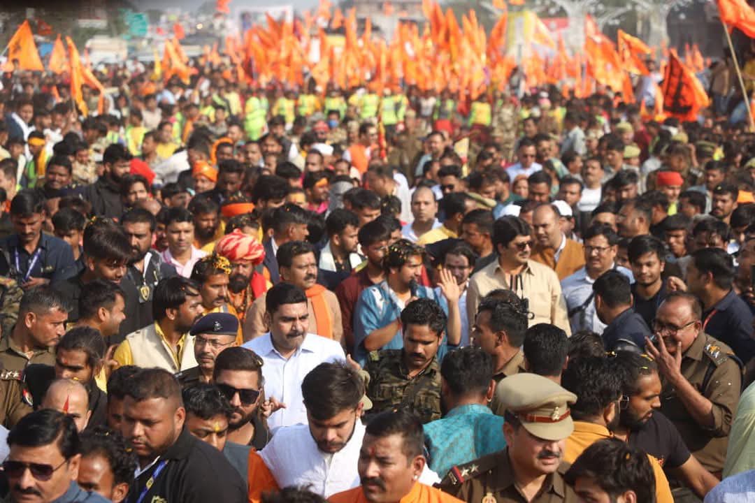 श्रद्धेय श्री धीरेन्द्र कृष्ण शास्त्री जी बागेश्वर धाम सरकार के नेतृत्व में सनातन हिन्दू एकता पदयात्रा में उमड़ा अपार जनसैलाब।’जाति पाति की करो विदाई, हम सब हिन्दू भाई भाई’ के नारों से गुंजायमान वातावरण, उत्साहित सनातनी। धर्मो रक्षति रक्षित: 🙏🏼