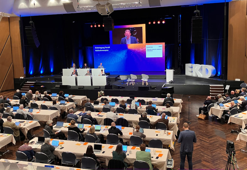 Kirsten Fehrs ist neue Ratsvorsitzende der Evangelischen Kirche in Deutschland - <a href="/lassiwe/">Benjamin_Lassiwe @lassiwe.bsky.social</a> gibt einen Überblick zur 5. Tagung der 13. Synode der EKD:
herder.de/hk/hefte/archi…