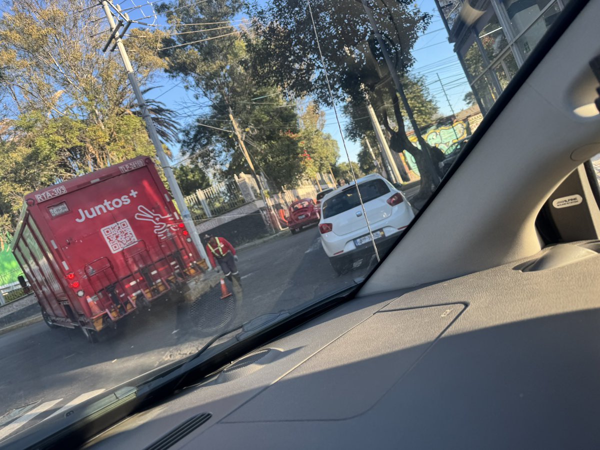 jmrm_77's tweet photo. @CocaColaMx @CocaCola @TlalpanVecinos @TlalpanAl @OVIALCDMX Así estos trabajadores, estacionándose para descargar, a medio cruce de Insurgentes y Limantitla, sobre la banqueta sin importar que entorpecen la circulación y limitan el paso peatonal. https://t.co/iPDqiNE2cR