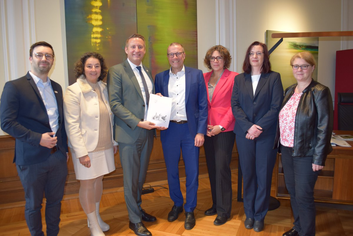 Stadt Wuppertal (@stadt_wuppertal) on Twitter photo 10 Millionen Euro für die #BUGA31! Heute übergab Regierungspräsident Thomas Schürmann einen Förderbescheid an OB <a href="/UweSchneidewind/">Uwe Schneidewind</a>. Die Förderung ist ein starkes Zeichen für die BUGA und soll u.a. gezielt für den Planungswettbewerb eingesetzt werden.➡️
wuppertal.de/presse/meldung… 10 Millionen Euro für die #BUGA31! Heute übergab Regierungspräsident Thomas Schürmann einen Förderbescheid an OB <a href="/UweSchneidewind/">Uwe Schneidewind</a>. Die Förderung ist ein starkes Zeichen für die BUGA und soll u.a. gezielt für den Planungswettbewerb eingesetzt werden.➡️
wuppertal.de/presse/meldung…