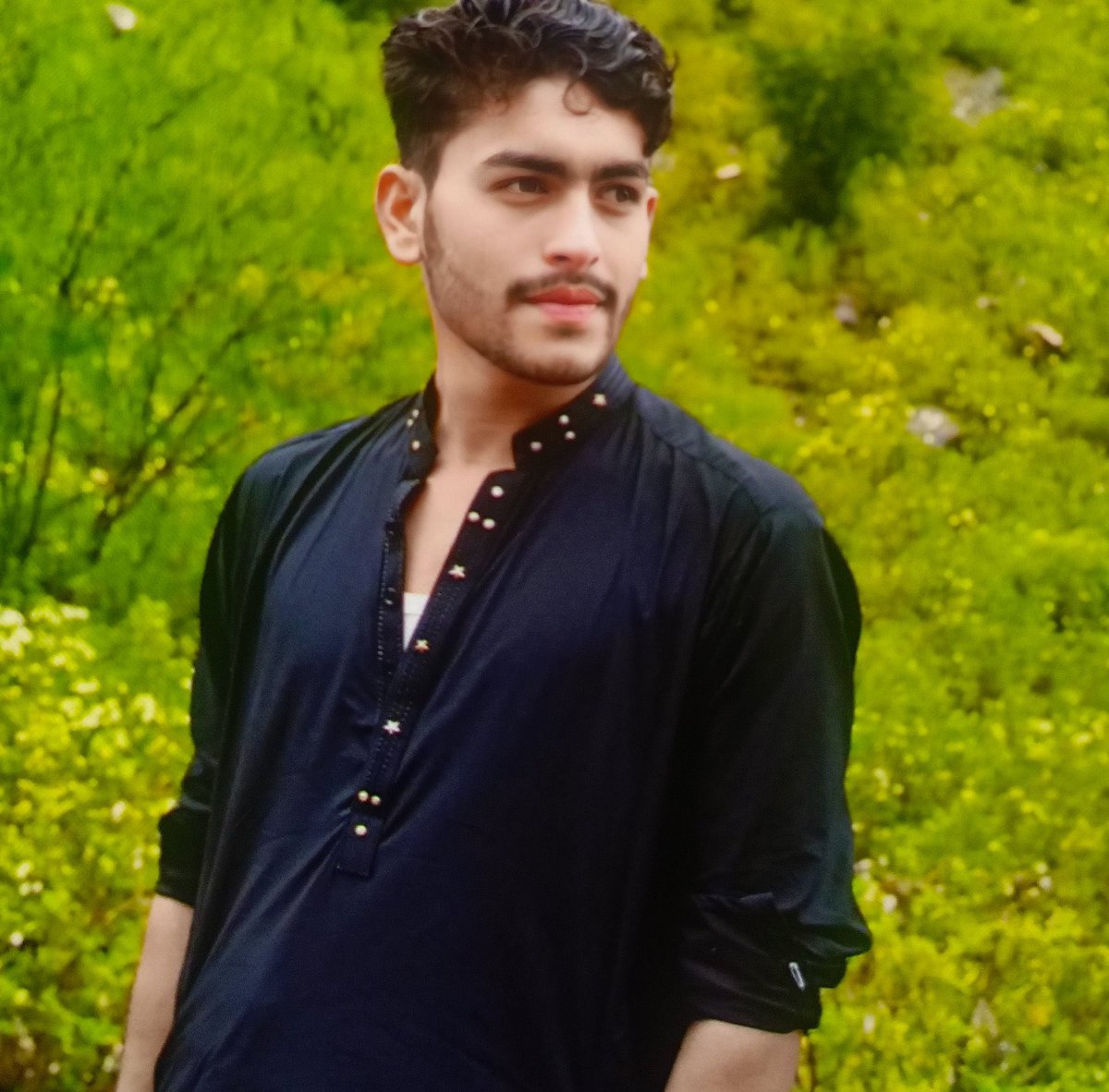 منیب خان ولد ظاہر خان۔۔۔

کوہاٹ درّہ آدم خیل سے یہ نوجوان احتجاج میں آیا تھا انتہائی مفلس گھر سے ہے ابھی تک لاپتہ ہے گھر والے کہہ رہے ہیں زندہ ہے تو کس تھانے میں ہیں شہید ہے تو کہاں ہے لاش بتا دیں۔۔۔