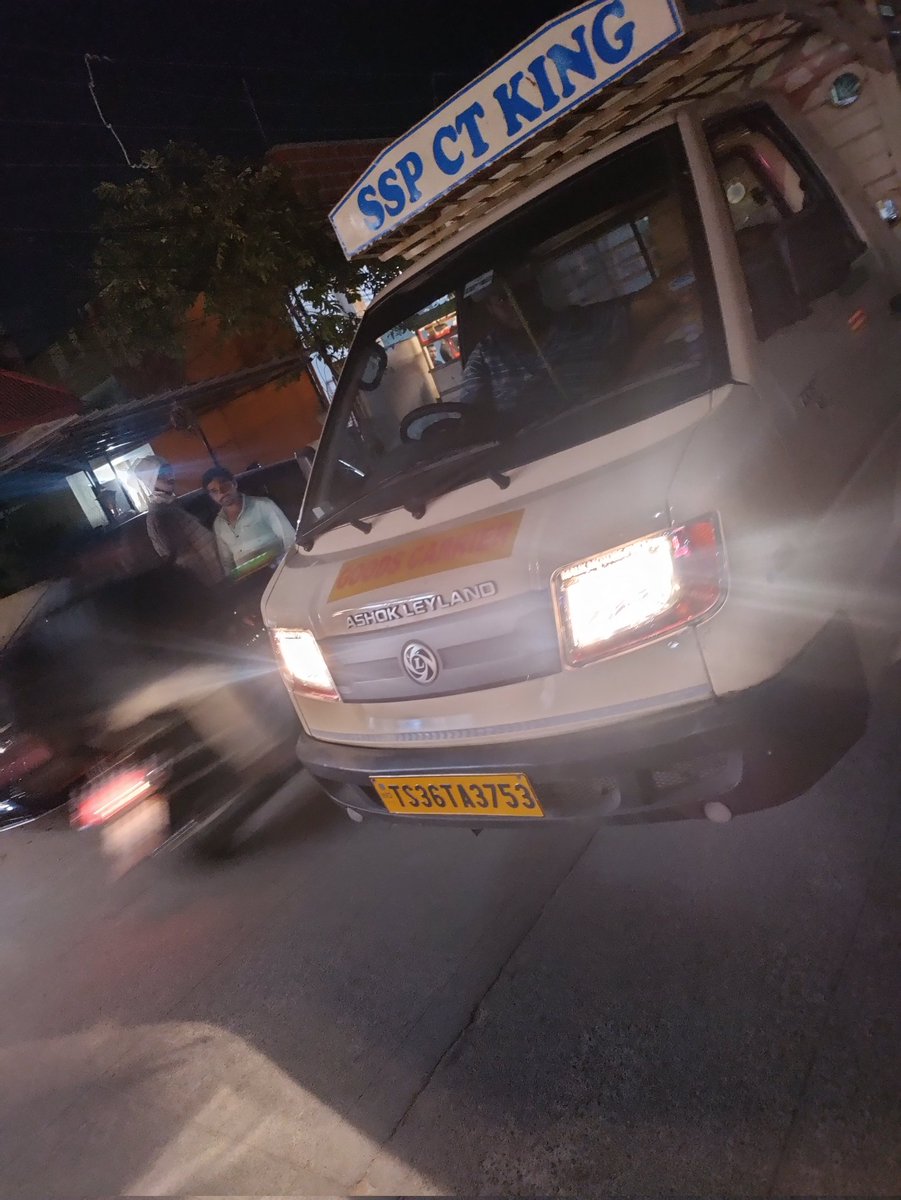 gsvenuskumar's tweet photo. Sir @CYBTRAFFIC @Alwaltrafficps this auto was parked at the Bhudevi Nagar junction occupying 1/3rd of the road and obstructing traffic at a busy hour of the evening. And arguing when pointed out. Can you pls take action. https://t.co/SdA8bRZ85U