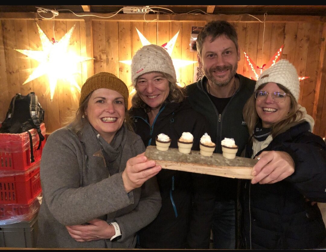 SPAeschPfeff's tweet photo. Wir sind am Aescher Weihnachtsmarkt und verkaufen leckere Würste, feinen Glühmost und Schneeflöckli. 🎄🌭✨🍷
Freitag: 18-21 Uhr
Samstag: 12-20 Uhr
Sonntag: 11-17 Uhr https://t.co/ro9viHDH2k
