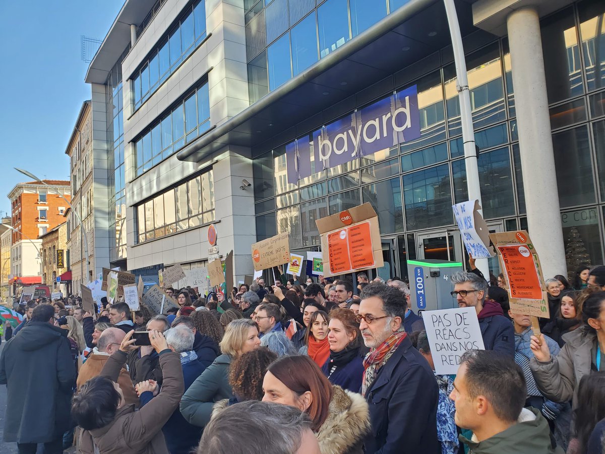 JulieConnan's tweet image. #Bayardengreve Les salariés de @Bayard se mobilisent contre pour réclamer le retrait de l’ESJ-Paris et contre l’embauche d’Alban de Rostu comme directeur stratégique et du développement du groupe