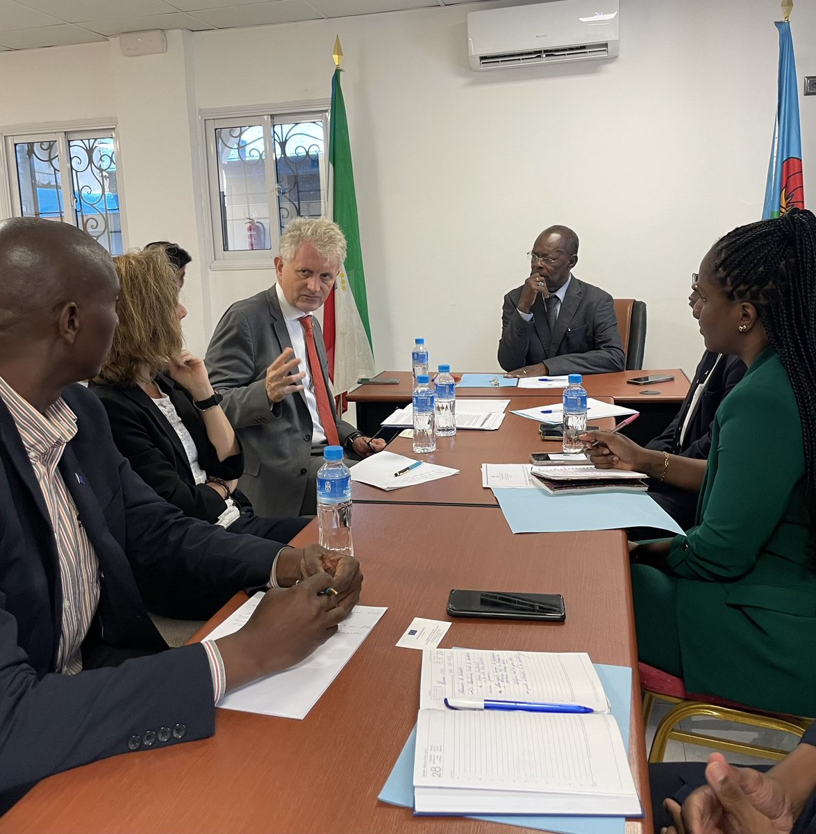 Esta mañana, en CDPI, Don Anacleto Olo Mibuy, Presidente del CICTE, presidió una audiencia con los Directores Generales del CICTE y el Embajador de la Unión Europea para Camerún y Guinea Ecuatorial, Don Jean-Marc Châtaigner, acompañado de su equipo de cooperación.