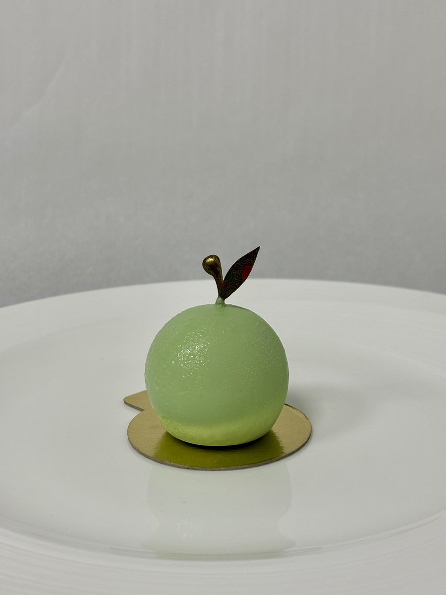 TPatisseries's tweet image. The VIP Toffee Apple 🍏 ⭐️

With intricate chocolate details and rose patterns on leaves it’s a showstopper without a garnish. 

Developed with one of Chartwells chefs John Hodges 👨‍🍳 

#patisserie #finedetails