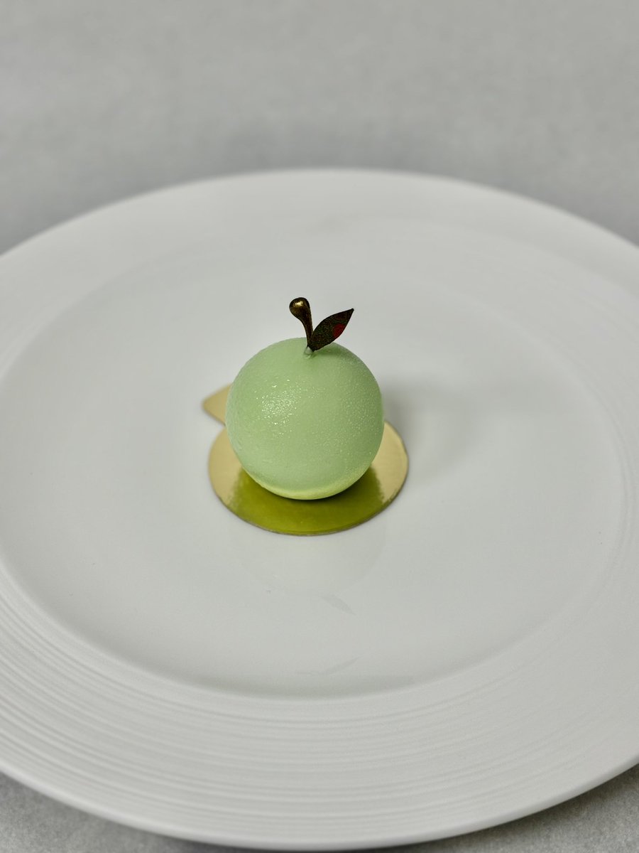 TPatisseries's tweet image. The VIP Toffee Apple 🍏 ⭐️

With intricate chocolate details and rose patterns on leaves it’s a showstopper without a garnish. 

Developed with one of Chartwells chefs John Hodges 👨‍🍳 

#patisserie #finedetails