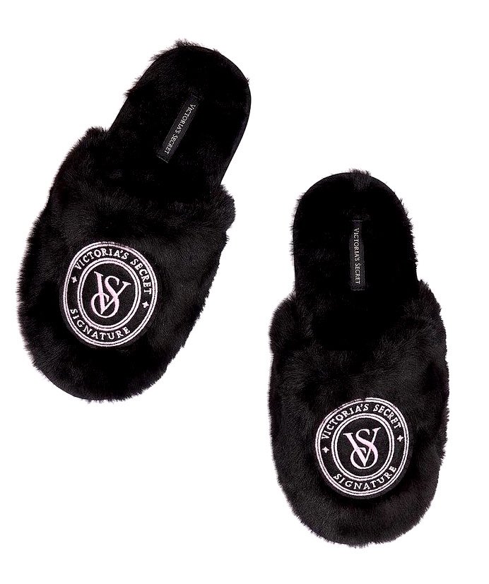 archivebratz's tweet image. LISA wearing a victoria’s secret slipper 🪽