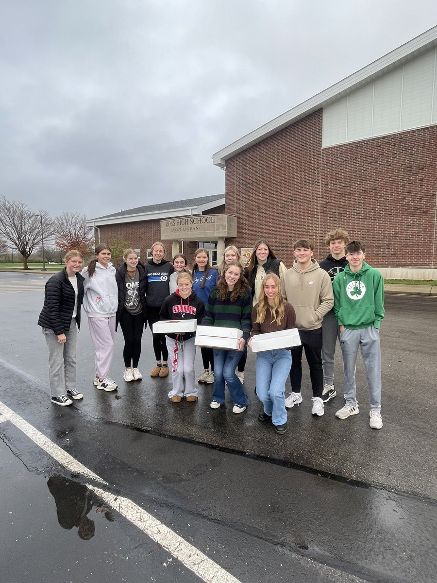 Up early on a cold Thanksgiving morning with these amazing humans delivering donuts to service workers who can’t be with their families today. Feeling so #Grateful!l #deca #ohiodeca 
<a href="/RossRams1/">Ross High School</a>