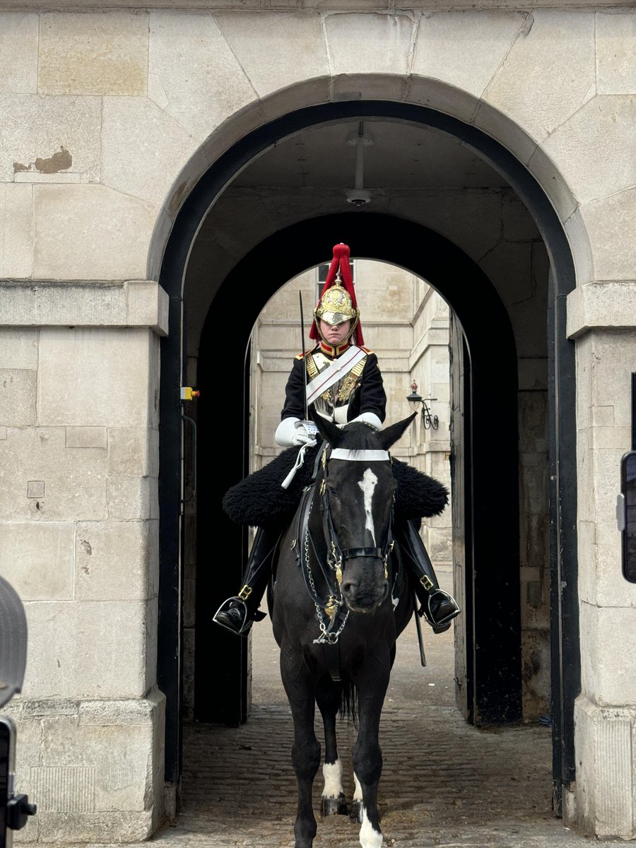Stroll along the streets of London and feel the charm of the intersection of time and culture. 🔍✨