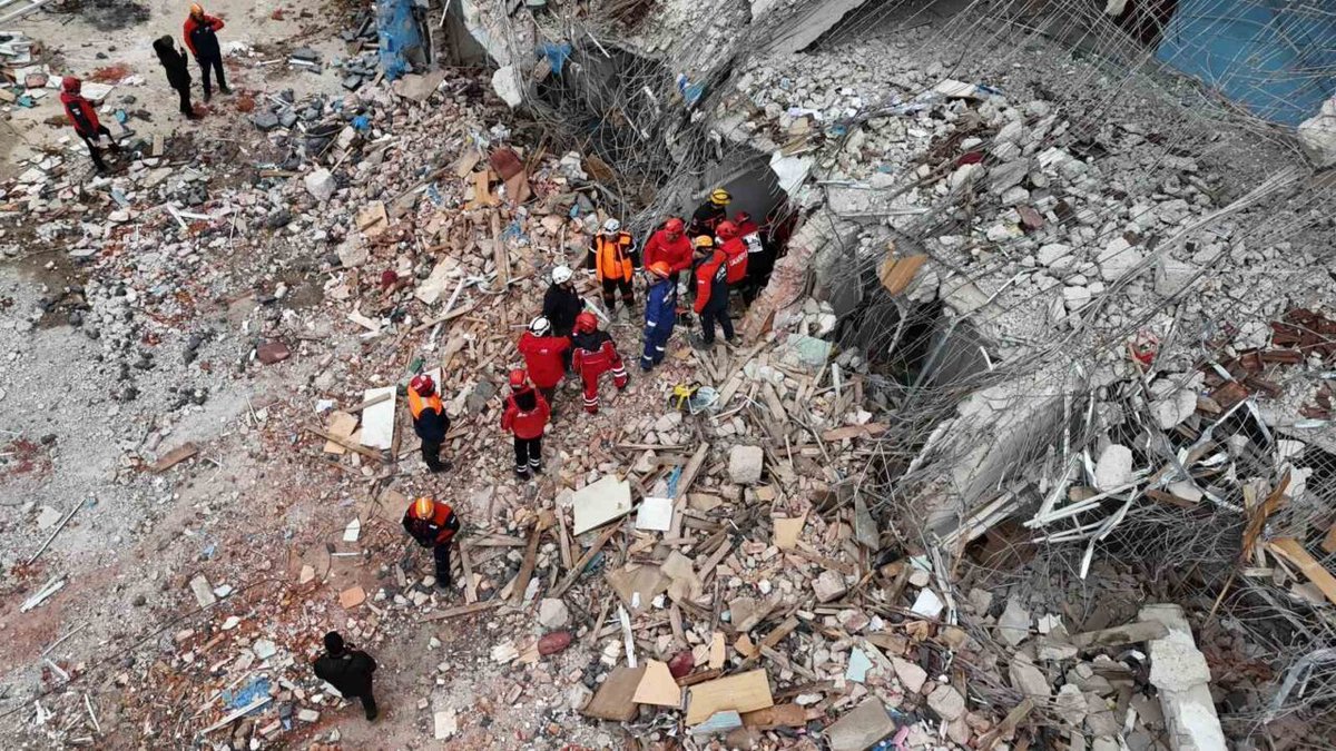 Türkiye Afet Müdaha çerçevesinde yapılan deprem tatbik
depreme dayanıksız olduğu için yıkımı gerçekleştirilen bir okulumuzun binasında  gerçekleştirildi. Tatbikata MEB-AKUB ekimizden bazı üyelerimizde gözlemci olarak  katılım sağladi <a href="/meb_dhgm/">Destek Hizmetleri Genel Müdürlüğü</a> <a href="/ozkan_meb/">Özkan AVCI</a> <a href="/EskisehirMem/">Eskişehir İl Milli Eğitim Müdürlüğü</a> <a href="/sinan_umem/">Sinan Aydın</a>