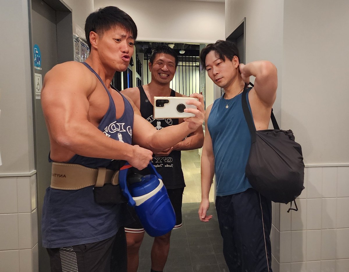 ジム兄(エビ）様 御茶ノ水エニタイムで合トレ ここのエニタイムは設備が良いが、ギラ