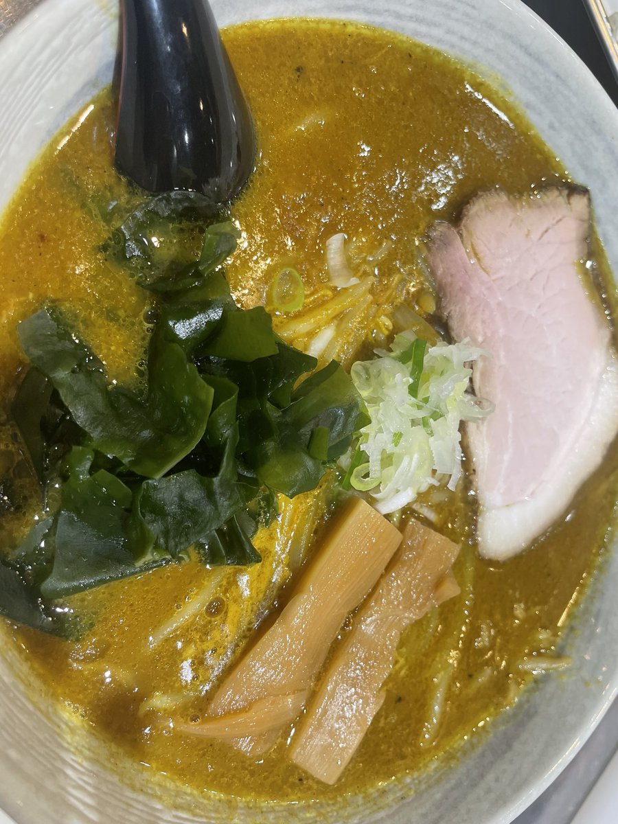 syodaiyoshimoto's tweet photo. 初のゲリラ限定。
哲神限定
「カレーラーメン」
ついにやります。12/1から哲神のグランドメニューに入るラーメンですが明日29日のみ20食先行販売します。
僕が昔働いていた店はカレーラーメンの超有名店です。
ご期待ください。950円也
スタッフにカレーラーメンとお伝えくださいませ^ ^ https://t.co/RRvzDX3dx8