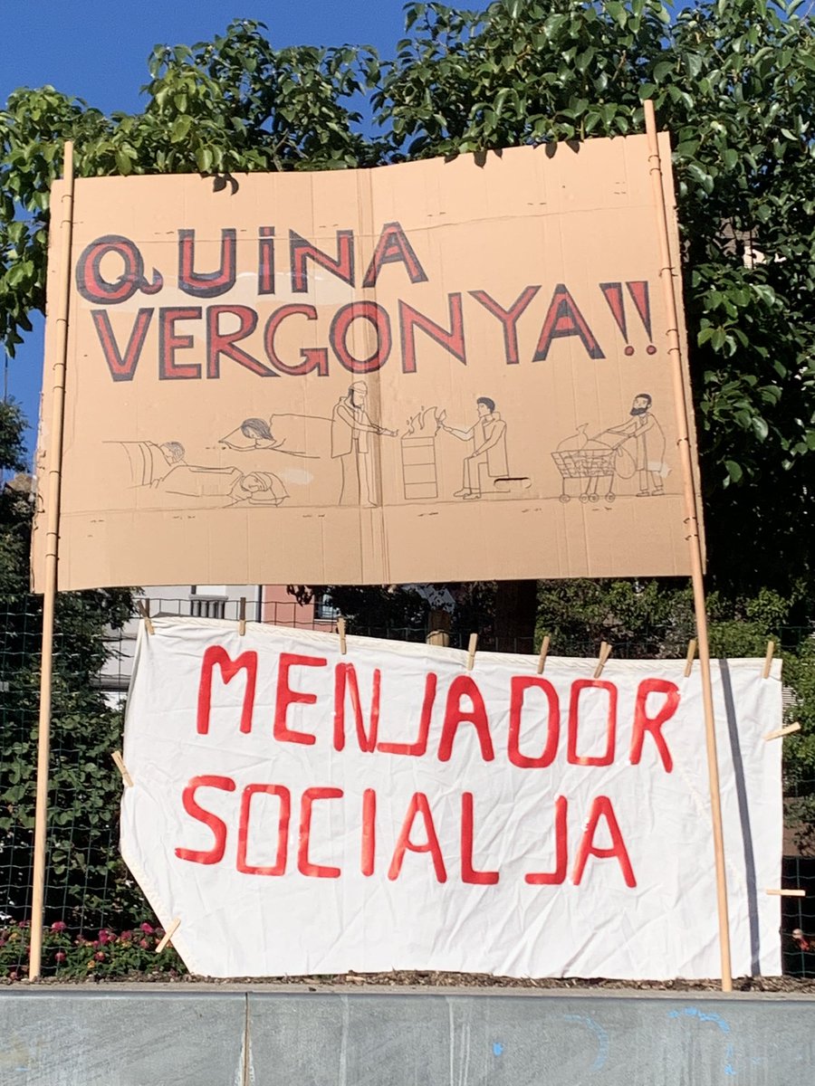 StRocSomBDN's tweet photo. DESNONAMENTS AVUI 5 SUSPESOS i 1 EXECUTAT #Badalona. Hi havia proposta d compra ( molt treballada) adaptada a l’anunci publicat, davant incredulitat d tothom(jutjat, mossos, i la seva procuradora) PROMONTORIA s’ha negat a suspendre… Família amb menors al carrer 🎄🎪 https://t.co/RQYxaLEkf3