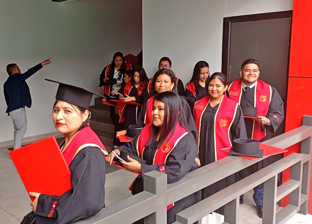 En #Durán casi listos para arrancar la primera jornada de #GraduacionesUBE #AlumniUBE <a href="/UbeEcuador/">UBE | Universidad Bolivariana Del Ecuador</a> <a href="/ubepostgrados/">UBE | Postgrados</a> <a href="/ElectricidadUBE/">Ingeniería Eléctrica UBE</a> #TeamUBE 
Familiares y alumnos listos para recibir sus títulos de 3 y 4 nivel