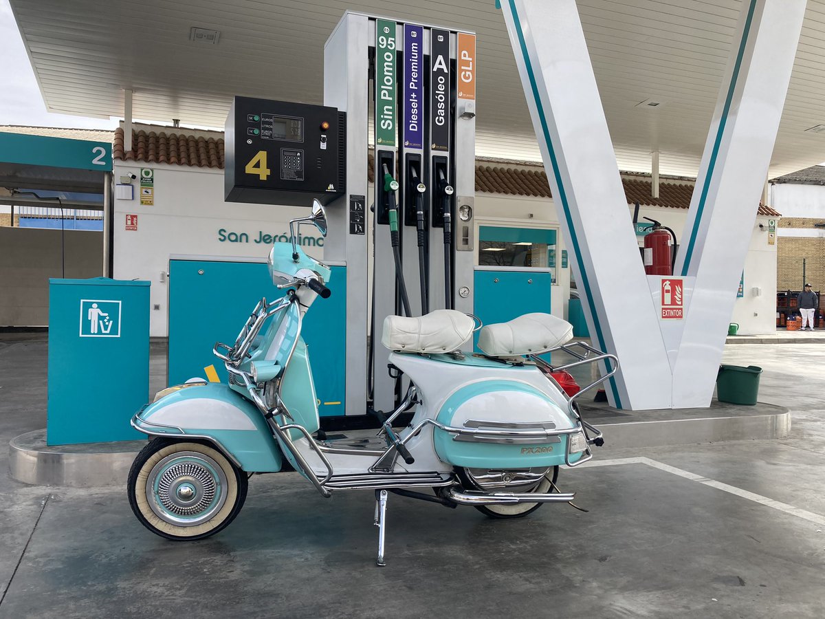 essanjeronimo's tweet image. Jojojojo qué Vespa más chula nos acaba de visitar, se trata de una PX200 con aires de los 60, a disfrutarla!!🤩