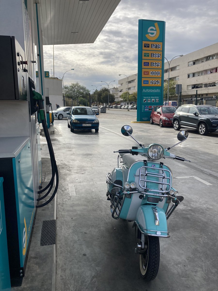 essanjeronimo's tweet image. Jojojojo qué Vespa más chula nos acaba de visitar, se trata de una PX200 con aires de los 60, a disfrutarla!!🤩