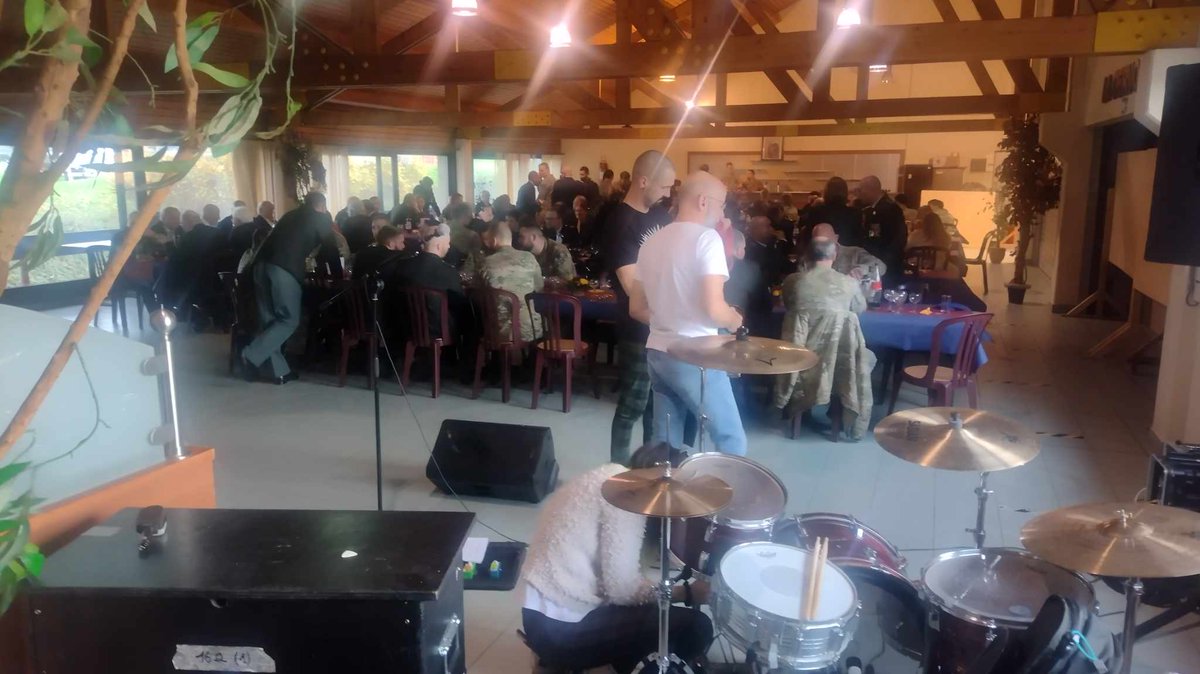 sulfeet's tweet photo. #sulfeet #gamolsinc #BelgianArmy #midweekconcert #refocus #UnitedForces

Sometimes you have to skip your daily routine, refocus and perform on a Tuesday afternoon for the United Forces of the Belgian army. 
It's like going to McDonalds for a salad. 😀🥦 https://t.co/uZJPbdy1zl